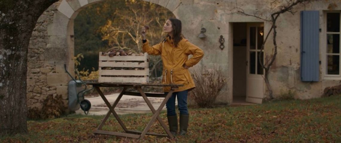 La Chambre des Notaires de la Gironde a lancé un nouveau film en social signé par l'agence le Vestiaire Jeune fille regardant un champignon