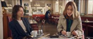 Capture de la campagne : 2 femmes assises à la table d'un café