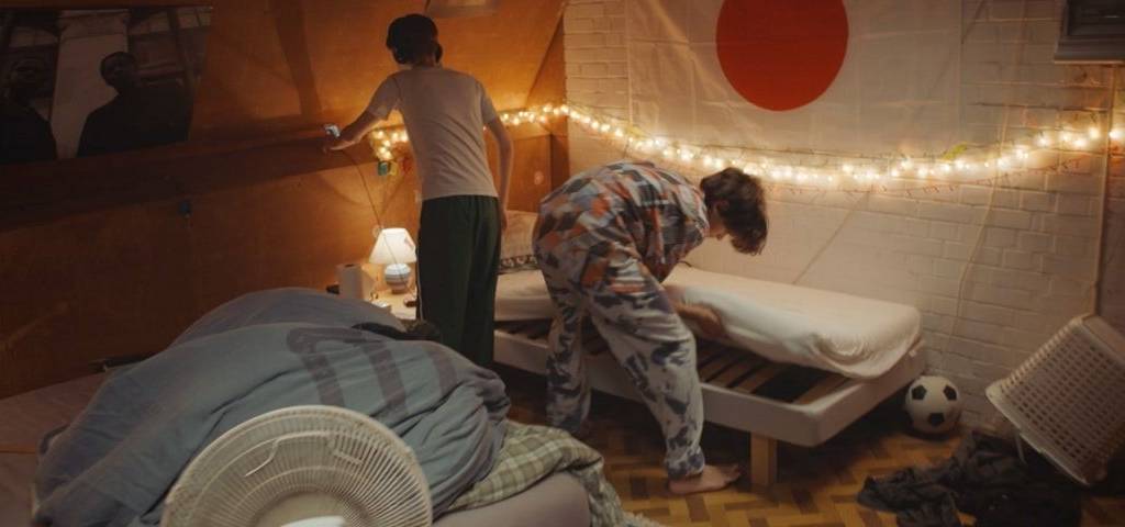 Jeunes enfants cherchant quelque chose sous un lit