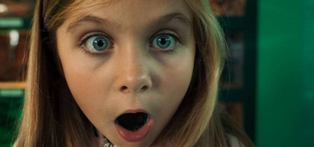 Capture d'écran du film publicitaire de SFR avec une jeune fille bouche bée