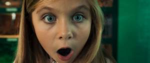 Capture d'écran du film publicitaire de SFR avec une jeune fille bouche bée
