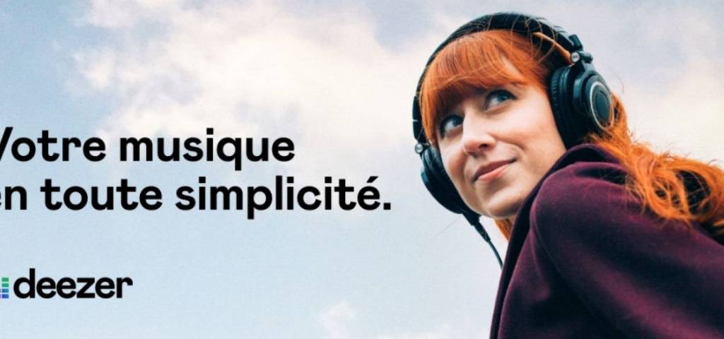 Jeune femme rousse avec un casque sur les oreilles