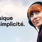 Jeune femme rousse avec un casque sur les oreilles