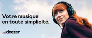 Jeune femme rousse avec un casque sur les oreilles