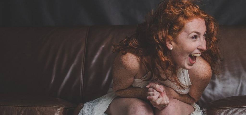Jeune femme, en robe de marié, manifestant sa joie
