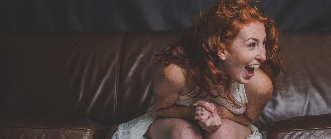 Jeune femme, en robe de marié, manifestant sa joie