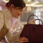 Jeune fille avec un sac Longchamp duquel sort la tête d'un chaton
