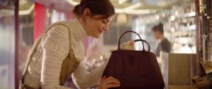 Jeune fille avec un sac Longchamp duquel sort la tête d'un chaton