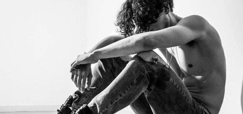 A l'occasion de Movember l'agence WOÔ crée pour MédecinDirect une opération originale pour sensibiliser les hommes aux maladies masculines Homme torse nu, assis, la tête entre ses bras