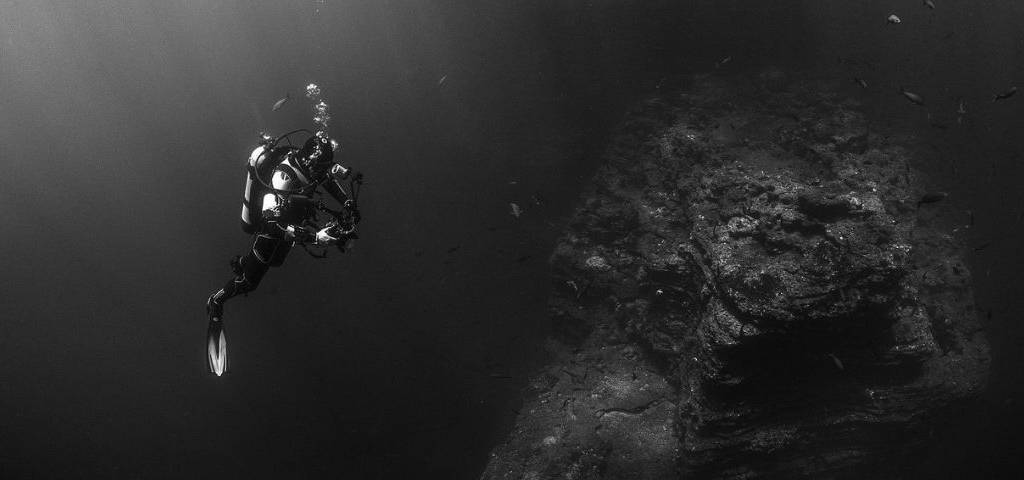 Plongeur photographiant des fonds marins