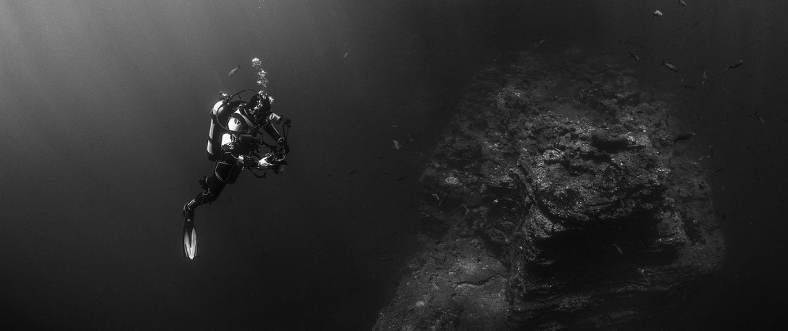 Pour sensibiliser à la préservation des océans PADI et GoPro s’associent pour lancer la Journée mondiale du selfie sous-marin Plongeur photographiant des fonds marins