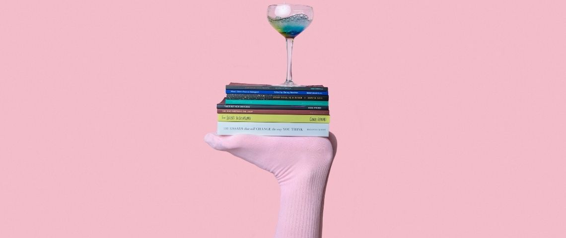Clotilde Chenevoy et Julie Delvallée, 2 journalistes, recoivent tous les mardis un témoin qui évalue, sur une échelle de 1 à 10, son équilibre vie pro-vie perso Livres posés en équilivre sur un pied, avec un verre posé sur les livres