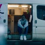 jeune fille dans un camion des restos du coeur