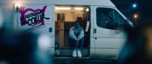 jeune fille dans un camion des restos du coeur
