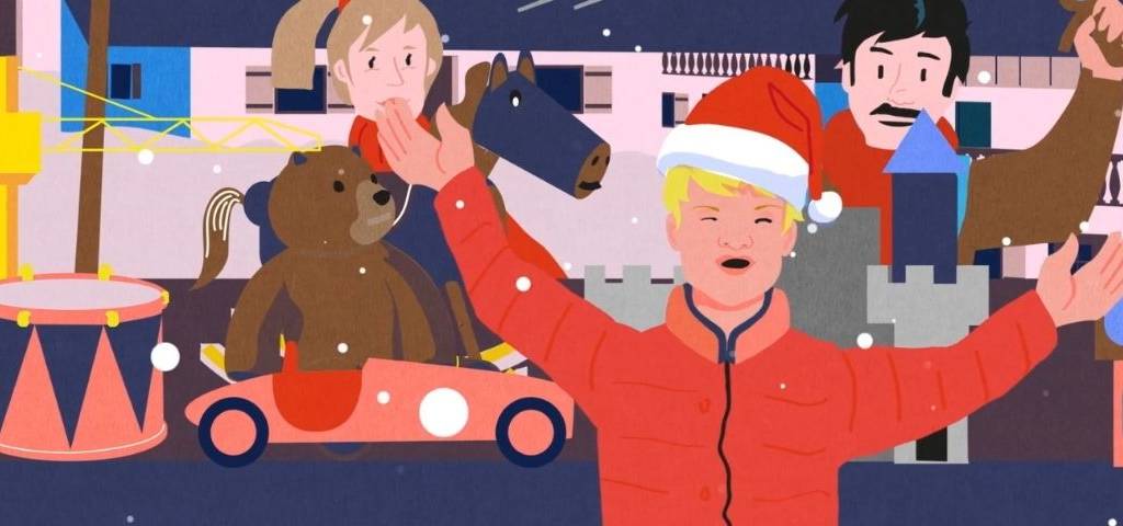 Jeune garçon avec un bonnet de père-noel