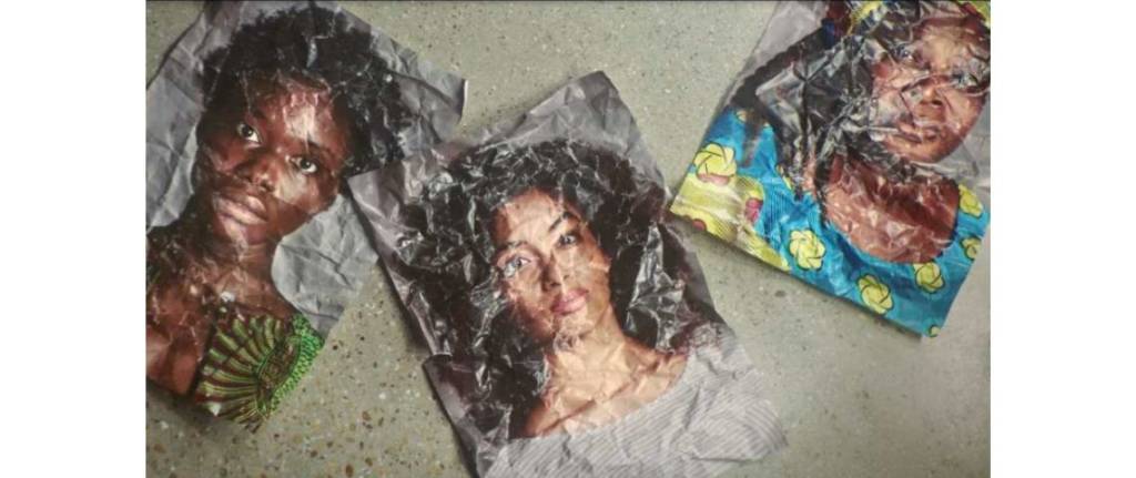 Visages de femmes sur des papiers froissés