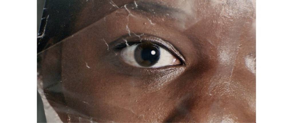 Visages de femmes sur des papiers froissés