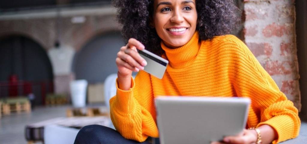Une femme fait des recherches sur sa tablettes