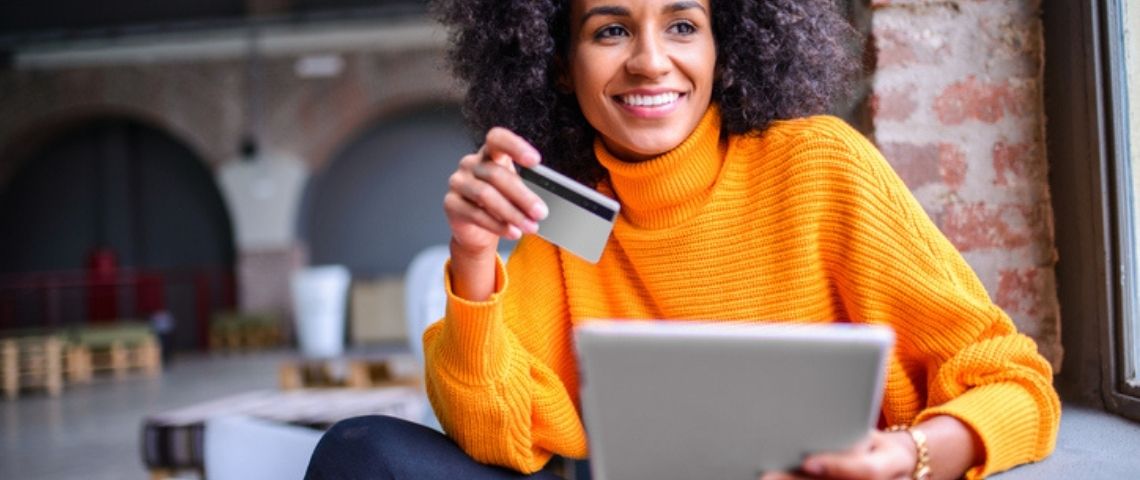 Comparateurs en ligne : 5 erreurs à éviter Une femme fait des recherches sur sa tablettes