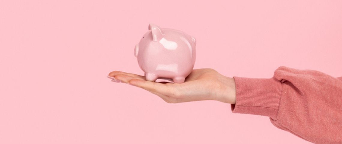 Facebook Ads : comment atteindre ses objectifs marketing ? Une tirelire cochon dans la main d'une femme