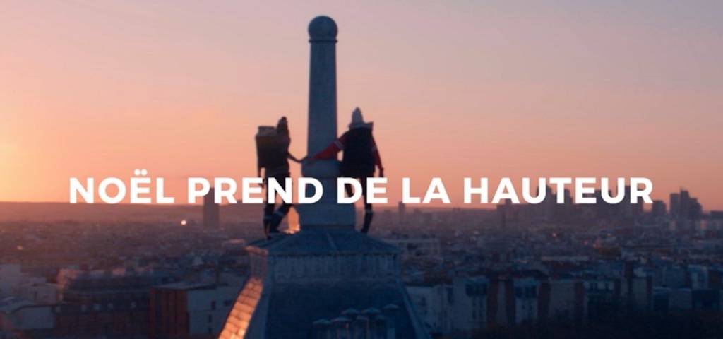2 jeunes garcons de dos sur les toits de Paris