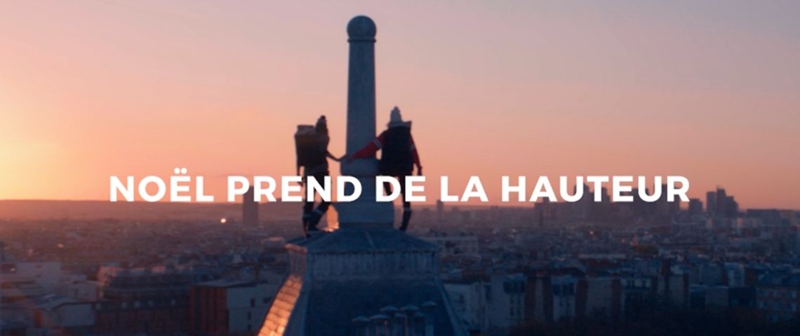 À l’occasion des fêtes de fin d’année, Aigle et Rosapark reviennent avec une campagne de haute voltige à l’air libre 2 jeunes garcons de dos sur les toits de Paris