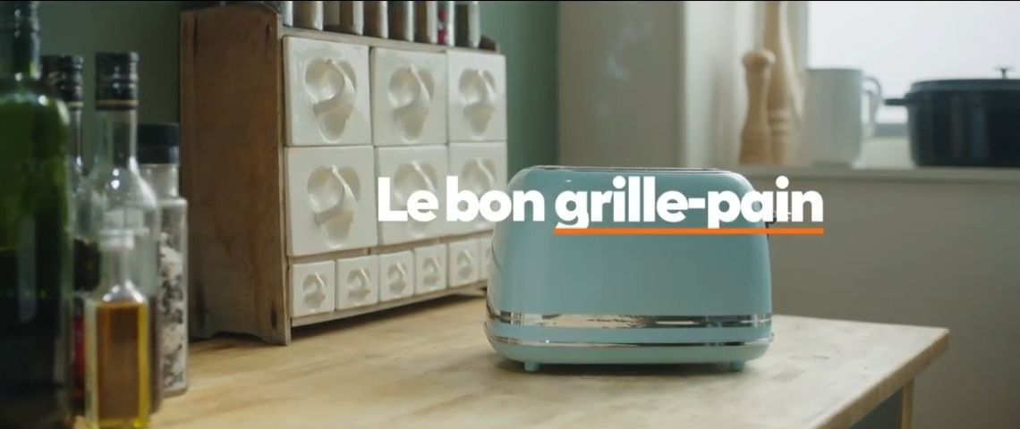 leboncoin dévoile sa nouvelle campagne de publicité le bon chez soi Capture du spot  - le bon grille pain -  avec un grille pain bleu