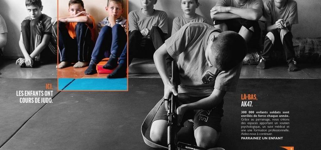 Visuels présentant des enfants en cours de judo, tandis qu'un enfant au 1er plan, apprend à monter un AK 47