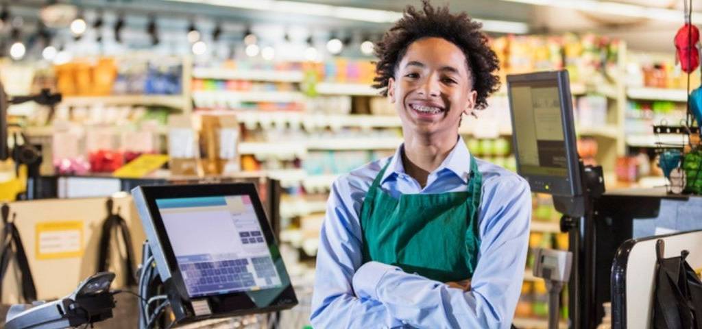 Un jeune qui travaille en grande surface