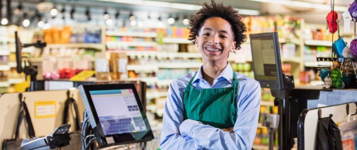 Carrefour annonce le recrutement de 15 000 jeunes en 2021 Un jeune qui travaille en grande surface