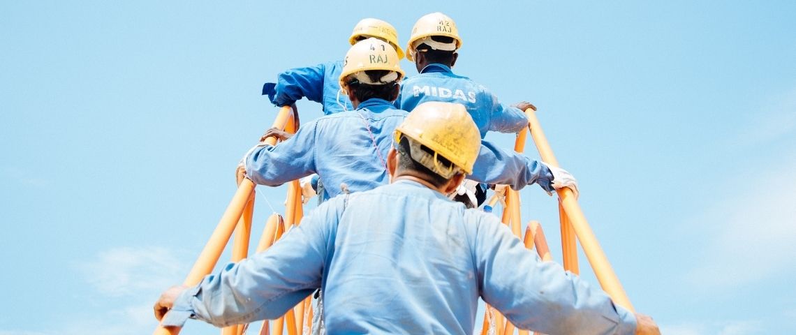 4 métiers d’avenir qui s’intègrent dans l'économie circulaire Des ouvriers sur une passerelle