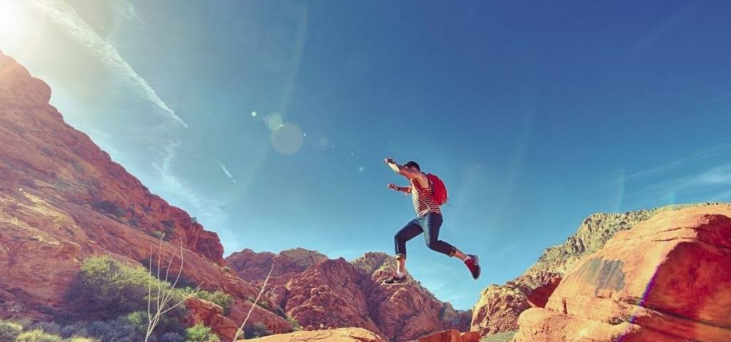 Jeune homme faisant du trekking