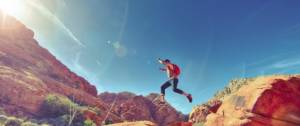 Jeune homme faisant du trekking