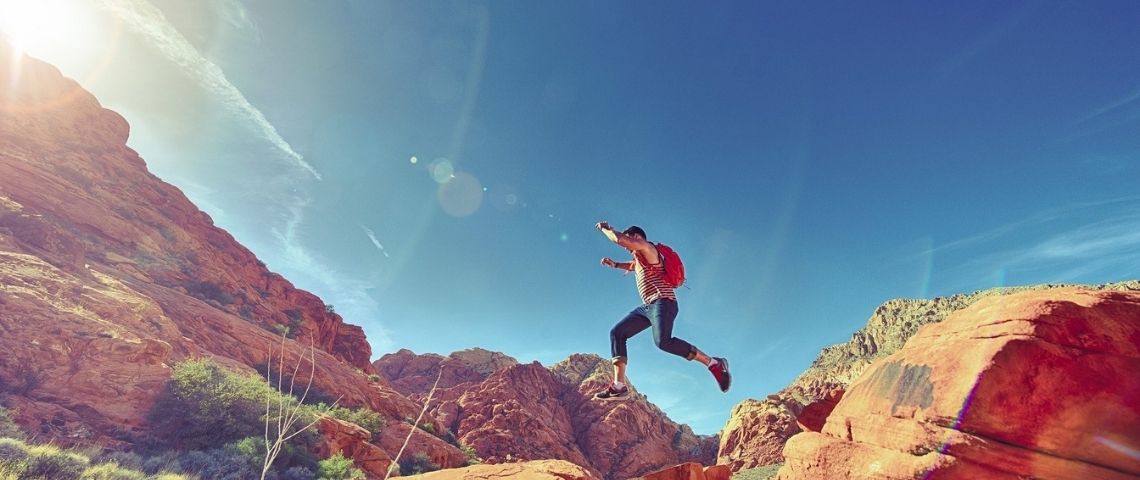 Décathlon Belgique ouvre la location à l'ensemble de ses références Jeune homme faisant du trekking