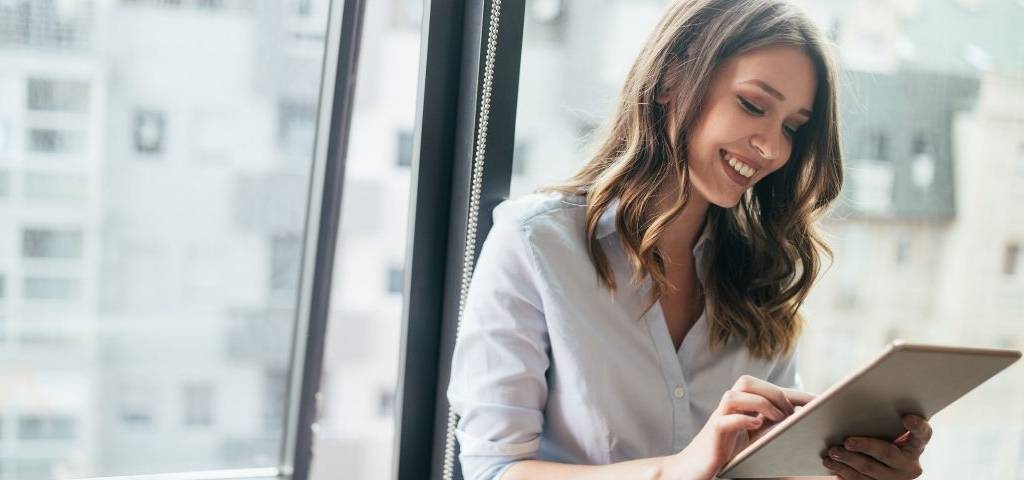 Une femme sur sa tablette