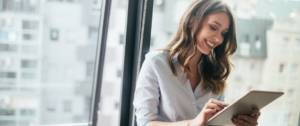 Une femme sur sa tablette