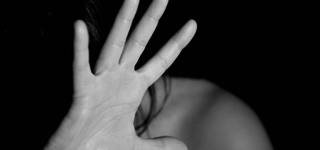 Jeune femme se protégeant le visage avec sa main