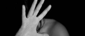 Jeune femme se protégeant le visage avec sa main