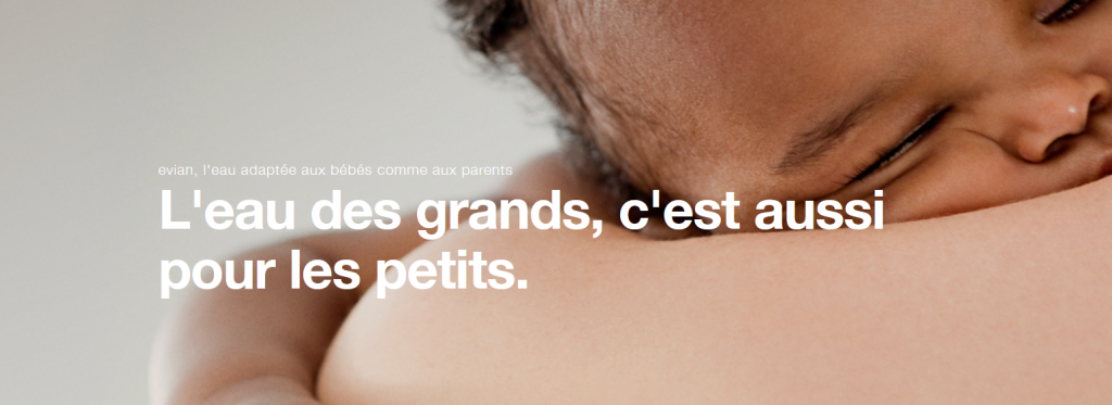 Bébé qui dort sur l'épaule de son parent