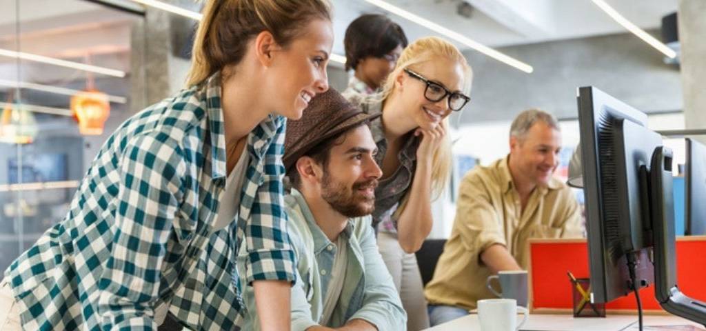 6 avantages à travailler avec un prestataire freelance Des freelances autour d'un ordi