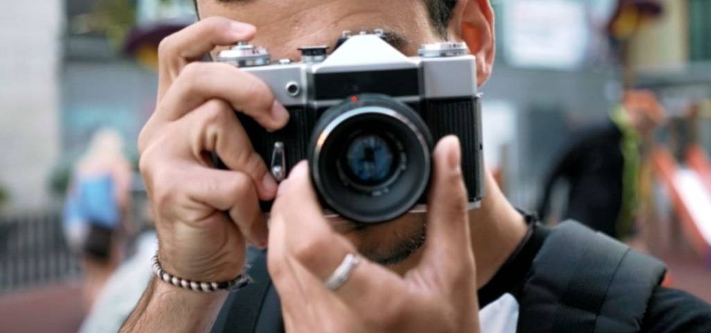 jeune homme prenant une photo