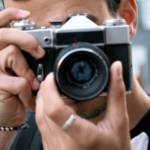 jeune homme prenant une photo