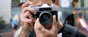 jeune homme prenant une photo