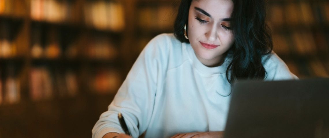 3 tips issus de l’UX pour enseigner à distance étudiante travaillant à la bibliothèque