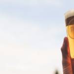 Personne qui lève son verre de bière