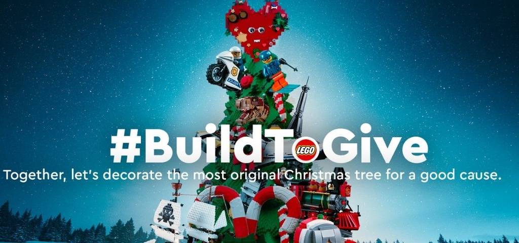 Lego proposera chaque jour à sa communauté de co-construire un sapin de Noel en 3 D au profit d'associations Sapin de noel en arrière plan avec le hashtag : Build to give