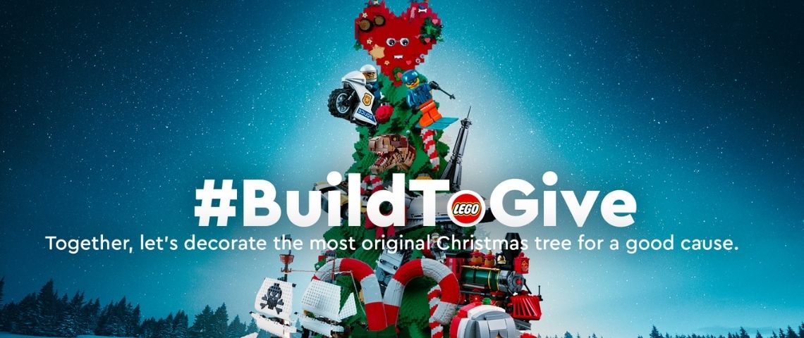 Lego proposera chaque jour à sa communauté de co-construire un sapin de Noel en 3 D au profit d'associations Sapin de noel en arrière plan avec le hashtag : Build to give