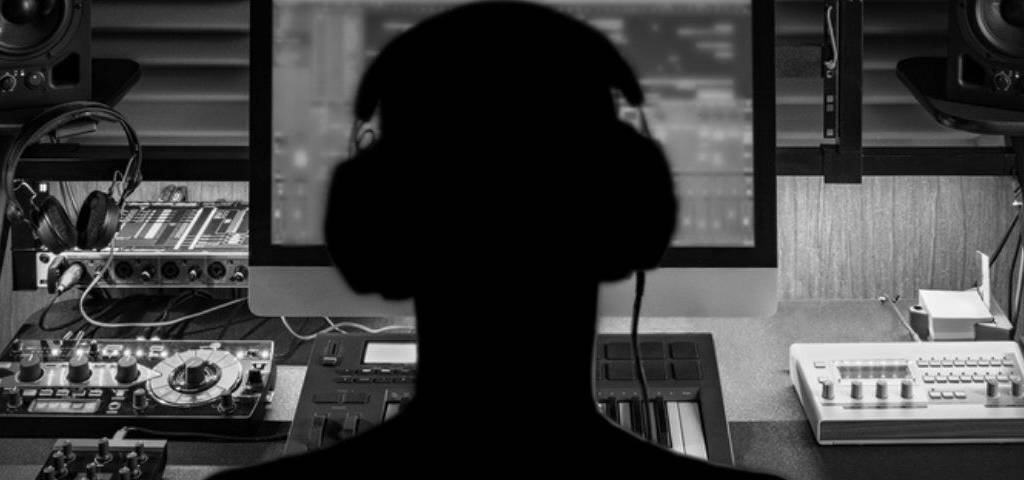 Un homme dans un studio d'enregistrement