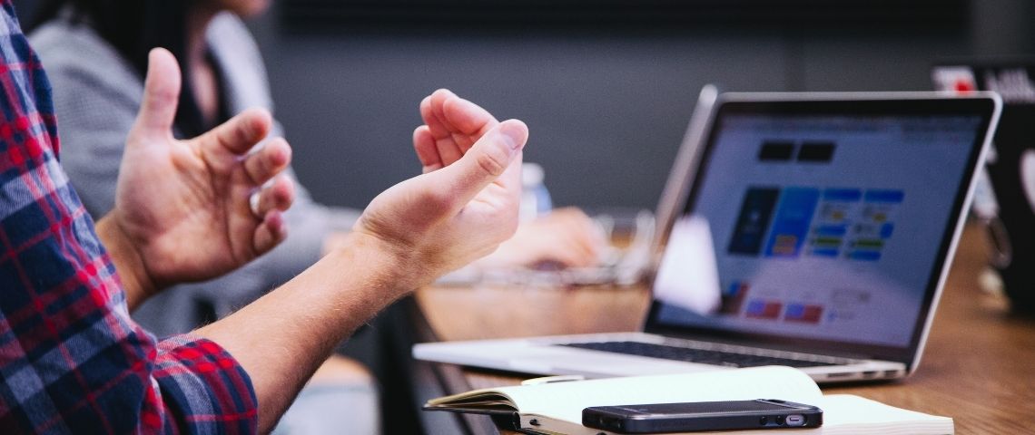 7 façons de digitaliser efficacement les process en entreprise Un individus devant un ordinateur