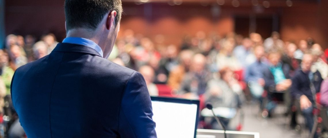 6 conseils pour réadapter sa stratégie événementielle Un homme s'adressant à une assemblée